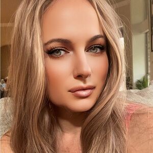 Honey Blonde Wavy Wig – 28” Lace Front T-Part, Natural Sun-Kissed Blend